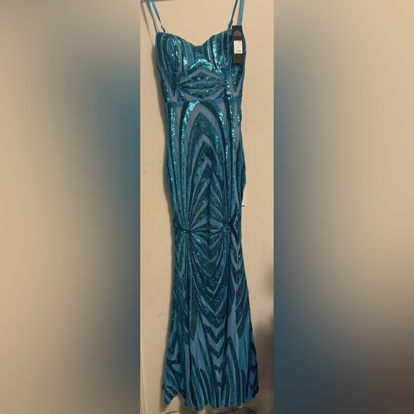 Beautiful Light blue sequin gown - Picture 4 of 4